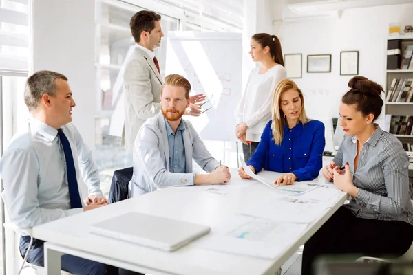 Reunión de negocios y lluvia de ideas — Foto de Stock