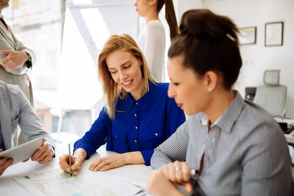 Üzletemberek Együttműködik Office Ötletek Megosztására — Stock Fotó