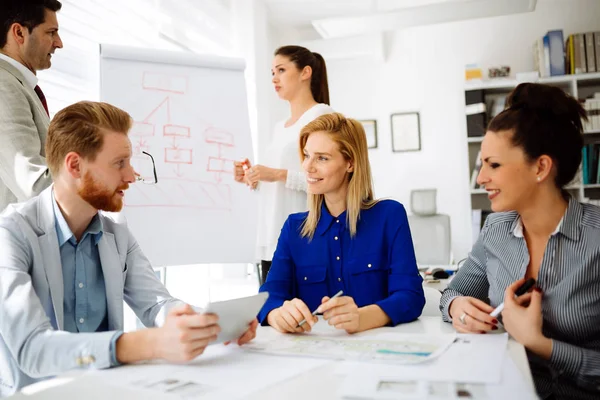 Reunión de negocios y lluvia de ideas — Foto de Stock