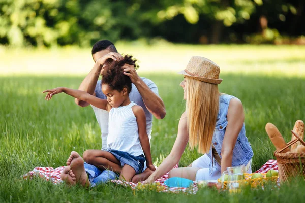 Casal com sua filha fazendo piquenique — Fotografia de Stock