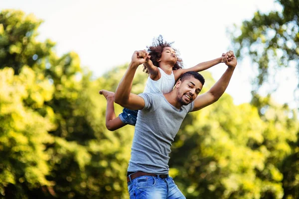 Pai carregando sua filha em suas costas — Fotografia de Stock