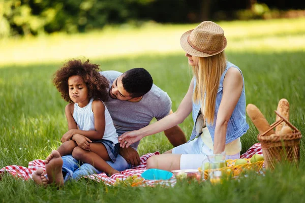 Пара со своей дочерью на пикник — стоковое фото
