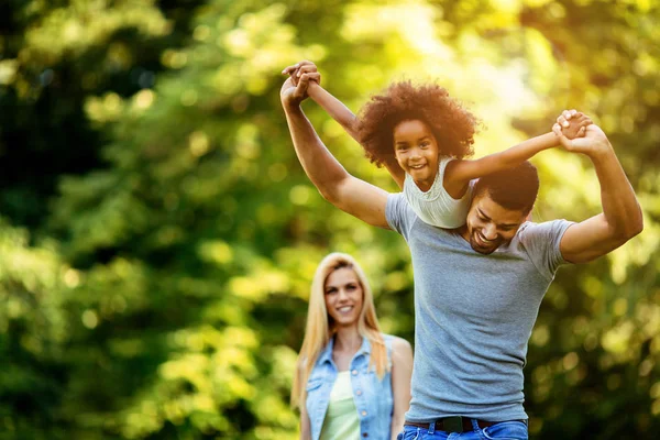 Paar verbringt Zeit mit Tochter — Stockfoto