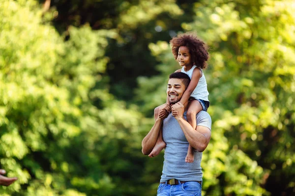 Pai carregando sua filha em suas costas — Fotografia de Stock