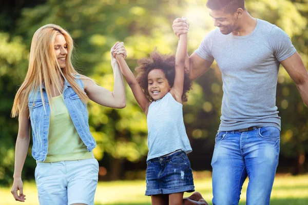 Pareja pasar tiempo con su hija — Foto de Stock