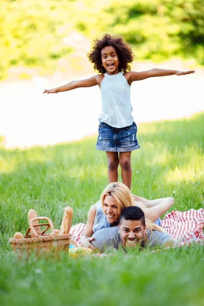 Rodzina zabawy czas na piknik — Zdjęcie stockowe