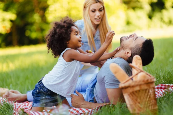 Rodzina zabawy czas na piknik — Zdjęcie stockowe