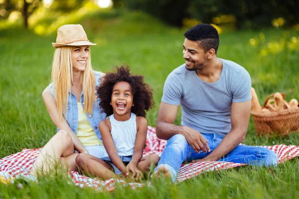 Par med deras dotter ha picknick — Stockfoto