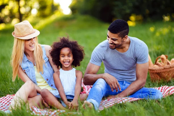 Par med deras dotter ha picknick — Stockfoto