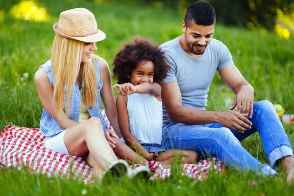 Echtpaar met hun dochter hebben picnic — Stockfoto