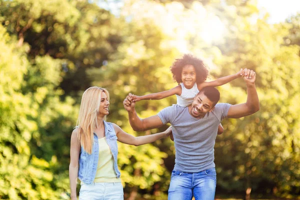 Coppia trascorrere del tempo con la figlia — Foto Stock