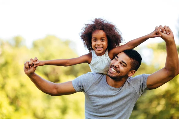 Pai carregando sua filha em suas costas — Fotografia de Stock