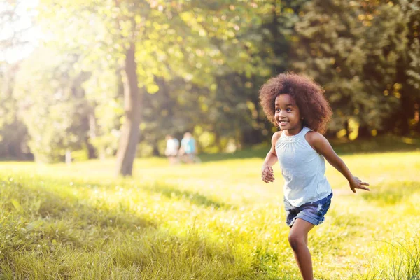 Bambina che corre su erba terra — Foto Stock