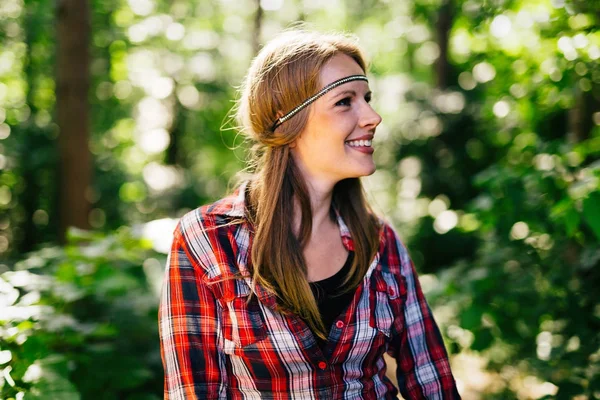 Souriant belle femme dans la forêt — Photo