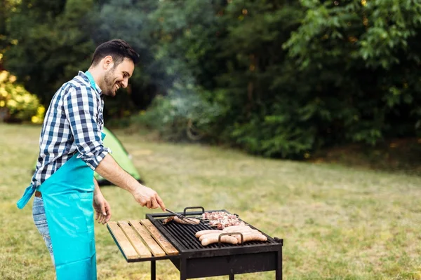 Jóképű férfi készül barbecue — Stock Fotó