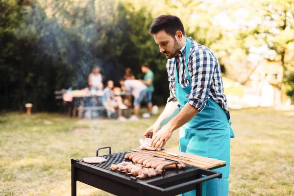 Knappe mannelijke voorbereiden barbecue — Stockfoto