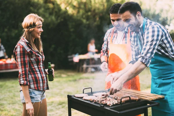 Szczęśliwych przyjaciół korzystających grill party — Zdjęcie stockowe