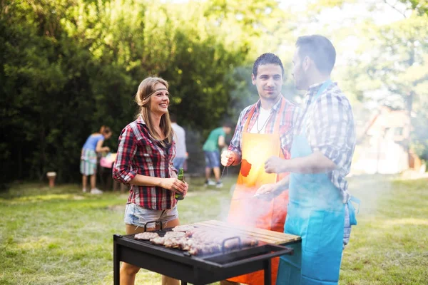 Amis heureux profitant barbecue partie — Photo