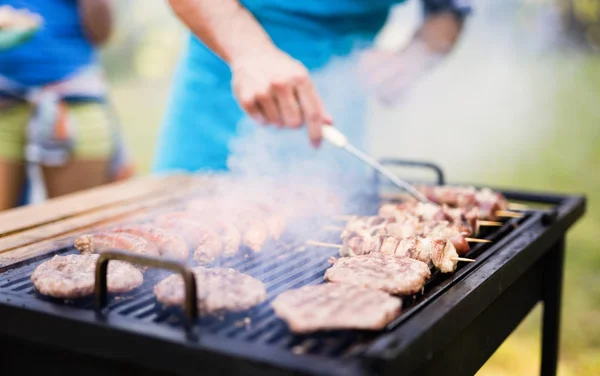 Happy students having barbecue — Stock Photo, Image