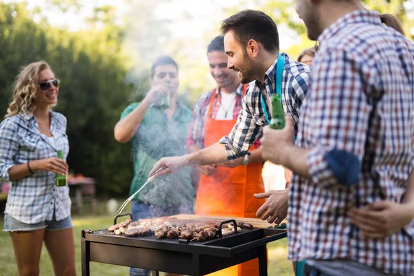 Vänner njuter grillparty — Stockfoto