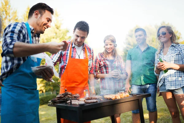 Amis profiter barbecue partie — Photo