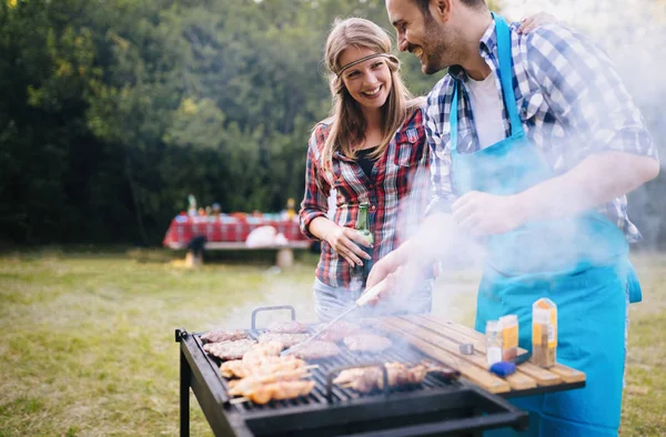 Amigos felizes desfrutando de churrasco — Fotografia de Stock