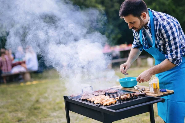 Bello felice maschio preparare barbecue — Foto Stock