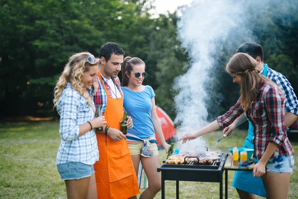 Amigos felizes desfrutando de churrasco — Fotografia de Stock