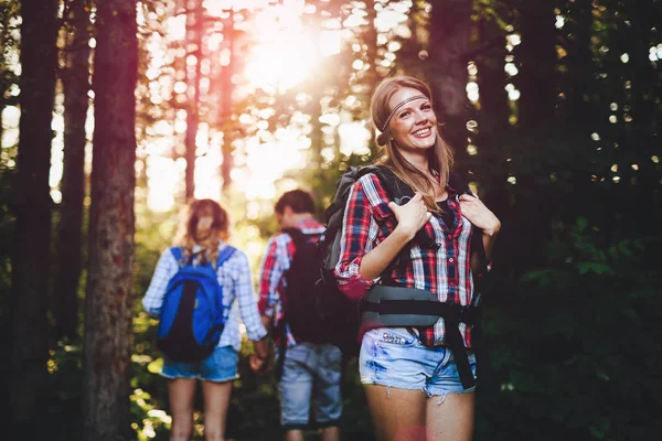 Ludzie, trekking w lesie — Zdjęcie stockowe