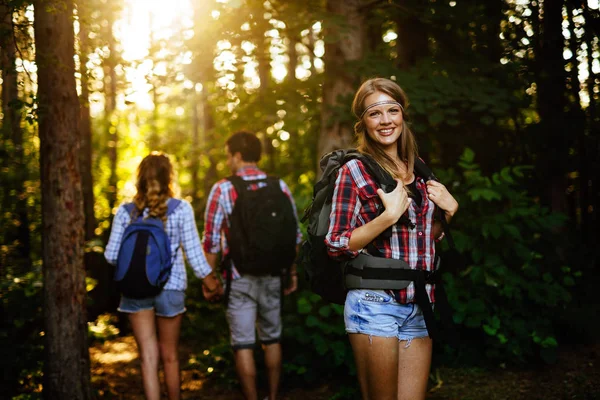 여자와 친구 들 숲에서 하이킹 — 스톡 사진