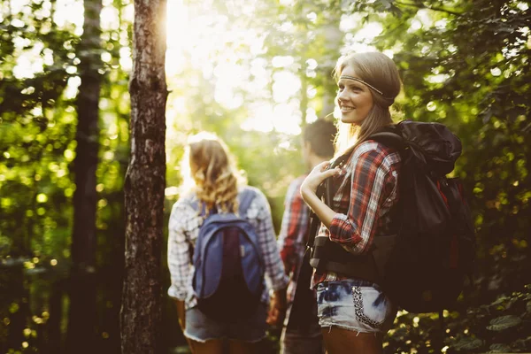 Krásná žena a přátelé turistiky — Stock fotografie