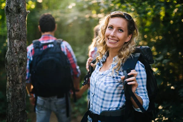 Casal trekking e caminhadas na floresta — Fotografia de Stock