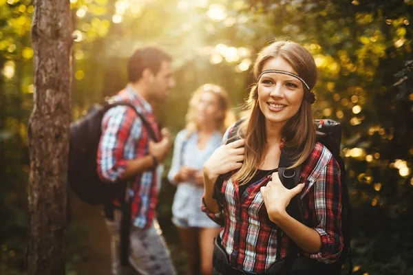 Backpacking πεζοπόρο ομάδα — Φωτογραφία Αρχείου