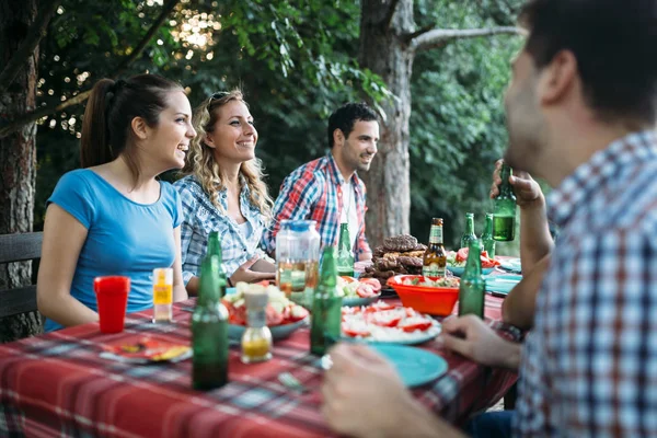 Amigos comer ao ar livre e se divertindo — Fotografia de Stock