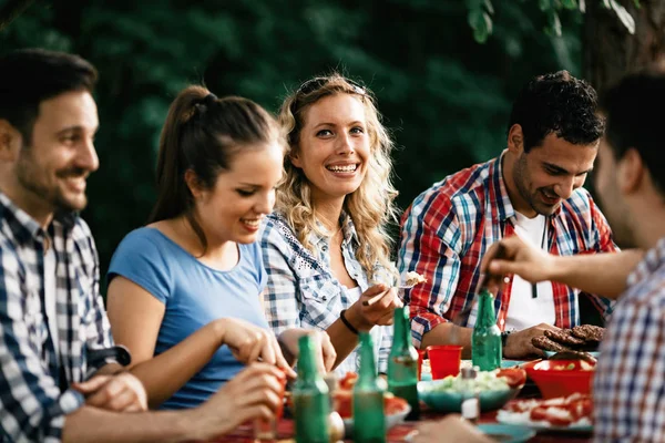 Vrienden buiten eten en plezier — Stockfoto