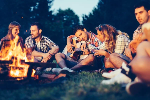 Freunde Genießen Musik Lagerfeuer Der Nacht — Stockfoto