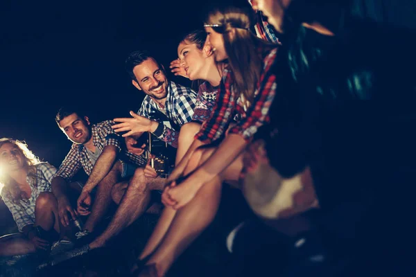 Amigos Desfrutando Música Perto Fogueira Noite — Fotografia de Stock