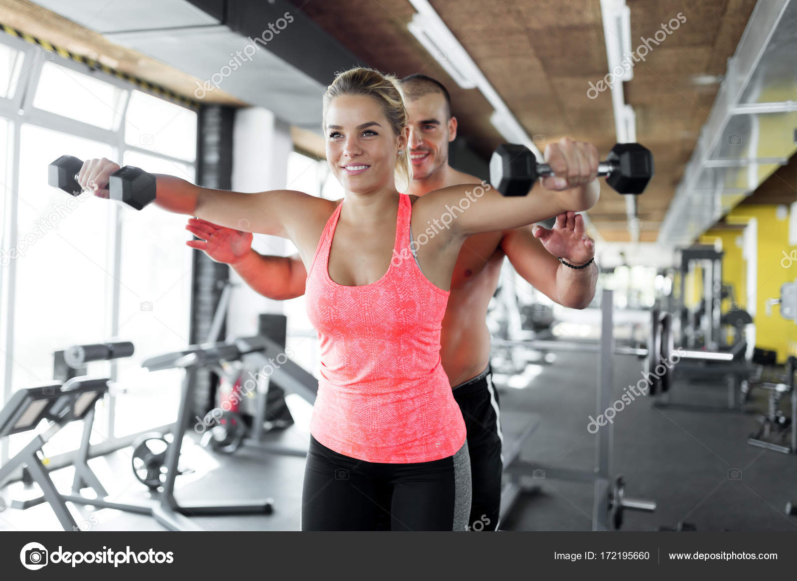 Упражнения на плечи в тренажерном для девушек. Упражнения для плеч в зале для девушек. Тренировка плеч для девушек в тренажерном. Тренировка плеч для девушек в тренажерном. Жим гантелями сидя.