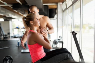 Spor salonunda antrenörle çalışan güzel bir kız.