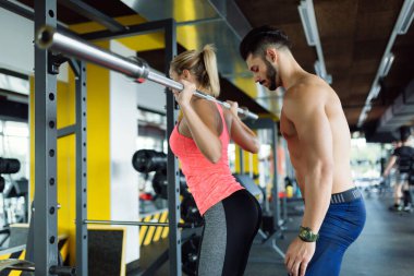 Onun kişisel antrenör ile spor salonunda ağız kavgası yapıyor kadın