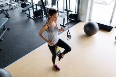  güzel kadın egzersizleri yapıyor