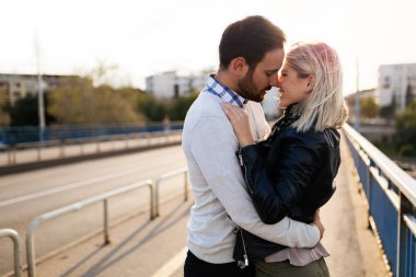 Mutlu genç çift sarılıyor. 