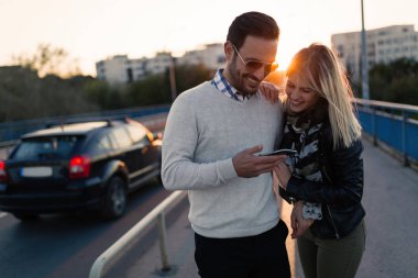 Mutlu genç çekici çift sarılma