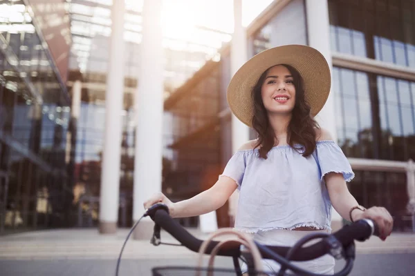 Retrato de mulher bonita aproveitando o tempo na bicicleta — Fotografia de Stock