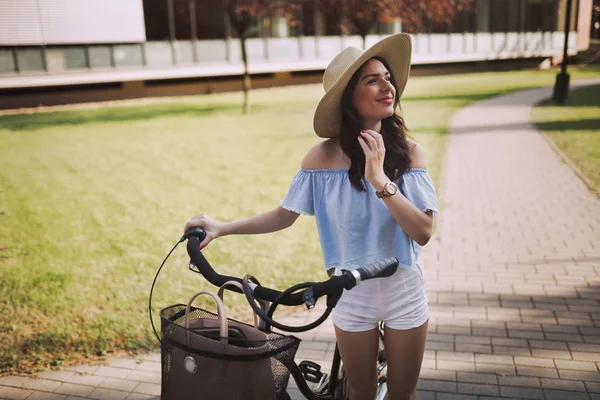 Ritratto di bella donna godendo del tempo in bicicletta — Foto Stock