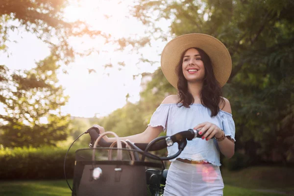 Portrait de belle femme appréciant le temps sur le vélo — Photo