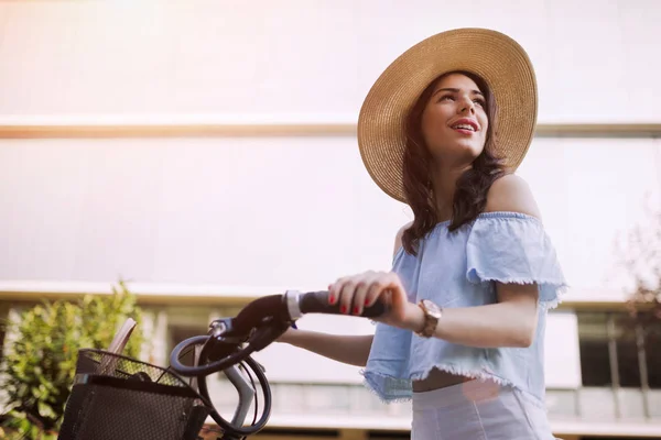 Porträt einer schönen Frau, die die Zeit auf dem Fahrrad genießt — Stockfoto