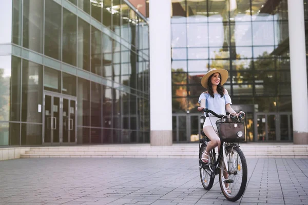 Retrato de mulher bonita aproveitando o tempo na bicicleta — Fotografia de Stock