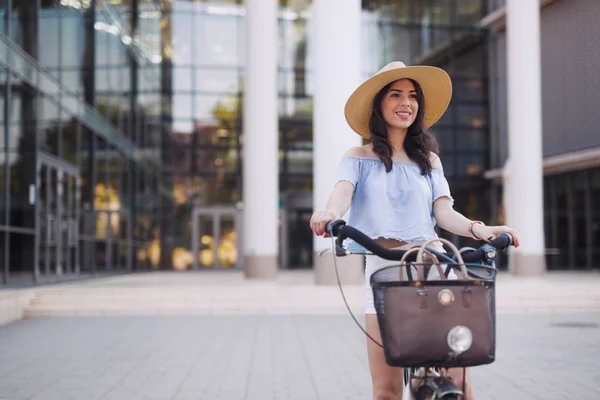 Porträt einer schönen Frau, die die Zeit auf dem Fahrrad genießt — Stockfoto