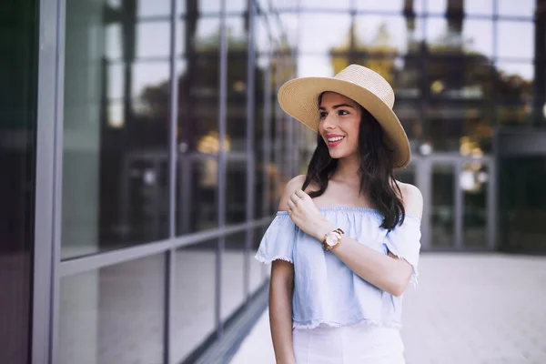 Bella ragazza sorridente indossando cappello — Foto Stock